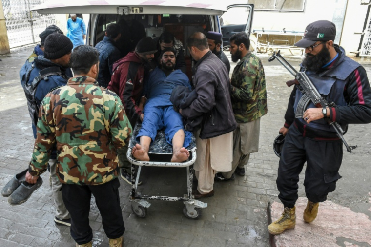 Des membres des forces de sécurité pakistanaises acheminent un blessé vers un hôpital après des attaques imputées à des séparatistes, le 31 janvier 2026 à Quetta, dans la province pakistanaise du Baloutchistan  ( AFP / Adnan AHMED )