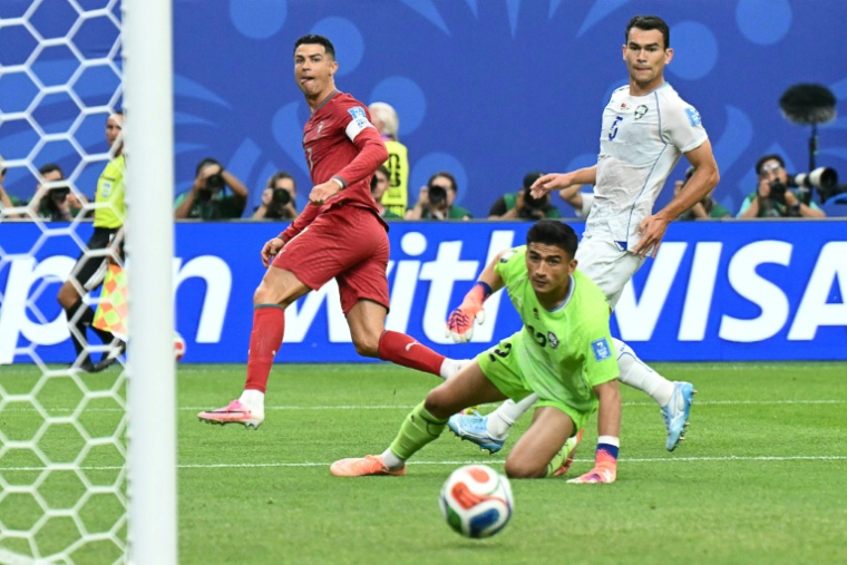 Cristiano Ronaldo inscrit son deuxième but lors du match remporté par le Portugal (5-0) face à l'Ouzbekistan le 23 juin 2026 à Houston. Critiqué après un premier match raté face à la RD Congo, objet d'un débat sur sa place de titulaire inamovible en sélection, le buteur a répondu sur le terrain ( AFP / RONALDO SCHEMIDT )