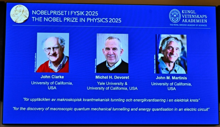 Les portraits des lauréats du prix Nobel de Physique 2025 (g-d) Le Britannique John Clarke, le Français Michel H Devoret et l'Américain John M Martinis affichés lors d'une conférence de presse à l'Académie royale des sciences de Suède, le 7 octobre 2025 à Stockholm ( TT NEWS AGENCY / Christine Olsson/TT )