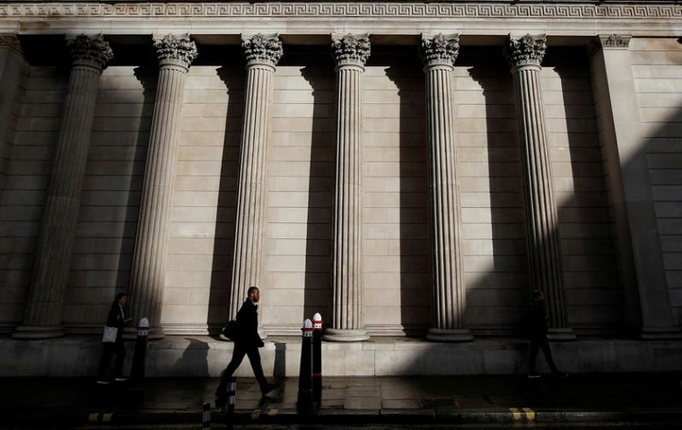 Photo d'archives: Une personne passe devant la Banque d'Angleterre à Londres