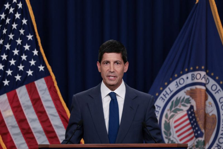 Le président de la Réserve fédérale américaine, Kevin Warsh, tient une conférence de presse à Washington.