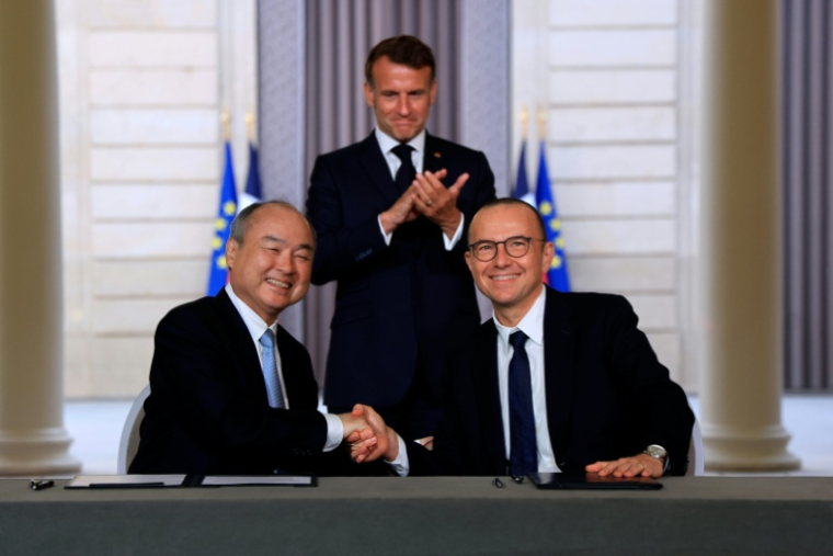 Le président Emmanuel Macron applaudit le partenariat signé entre le patron du groupe japonais Softbank, Masayoshi Son, et celui du français Schneider Electric, Olivier Blum, à l'Elysée le 1er juin 2026 ( POOL / Ludovic MARIN )