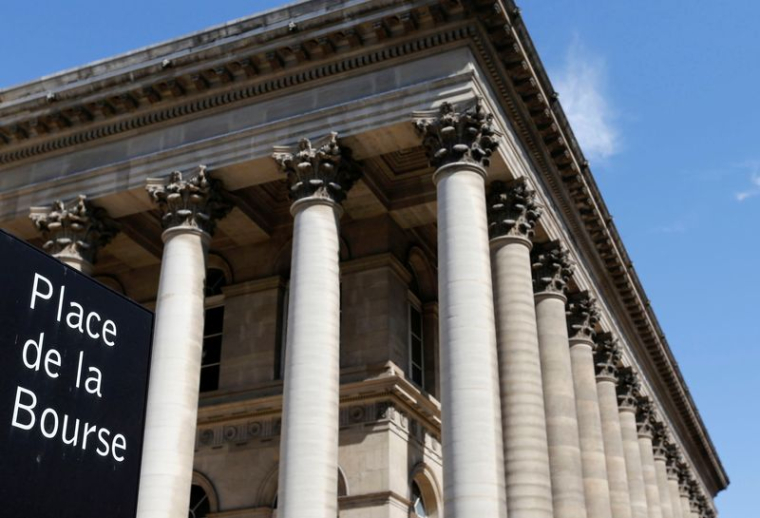 Une vue d'ensemble montre le Palais Brongniart, l'ancienne Bourse de Paris, situé place de la Bourse à Paris