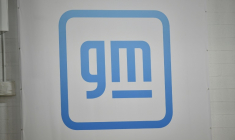 Le logo du constructeur automobile américain General Motors, sur le mur d'une de ses usines à Détroit (Michigan), le 17 novembre 2021 ( AFP / MANDEL NGAN )