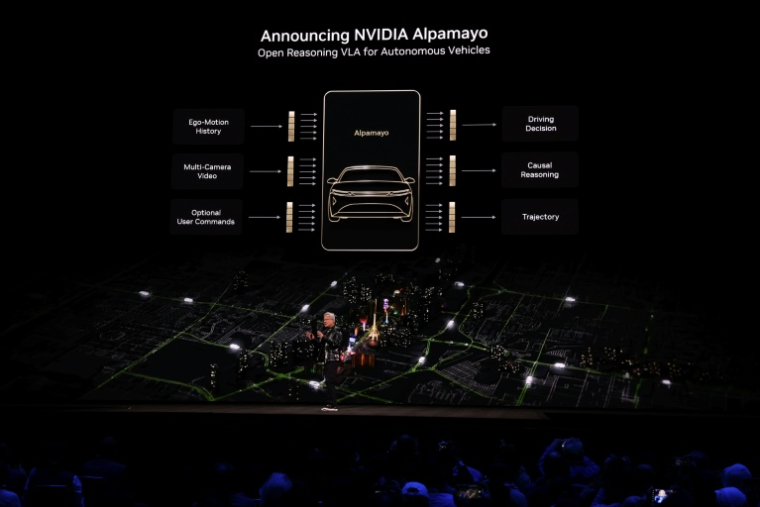 Jensen Huang, le patron de Nvidia, présente Alpamayo , une IA de conduite autonome, qui sera progressivement disponible en 2026, au CES, le salon de la tech de Las Vegas le 5 janvier 2026 ( AFP / Patrick T. Fallon )