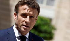 Le président français Emmanuel Macron prononce une déclaration commune avec le Premier ministre australien Anthony Albanese au palais de l'Élysée