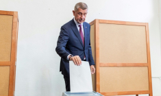 Le candidat Andrej Babis vote lors des législatives à Ostrava, le 3 octobre 2025 en République tchèque ( AFP / STRINGER )
