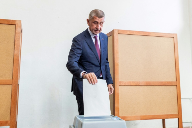 Le candidat Andrej Babis vote lors des législatives à Ostrava, le 3 octobre 2025 en République tchèque ( AFP / STRINGER )