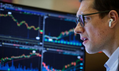 Les traders travaillent sur le parquet de l'American Stock Exchange (AMEX) à la Bourse de New York (NYSE)