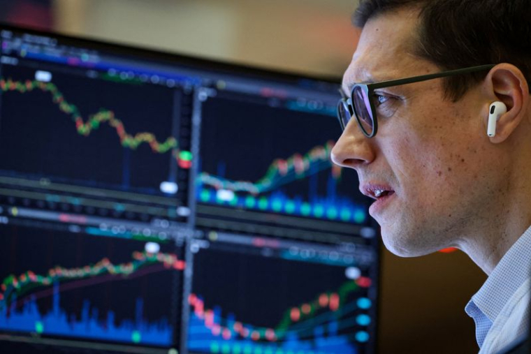 Les traders travaillent sur le parquet de l'American Stock Exchange (AMEX) à la Bourse de New York (NYSE)