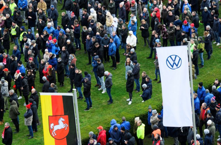 Des employés de Volkswagen AG, le plus grand constructeur automobile d'Europe, manifestent à Wolfsburg