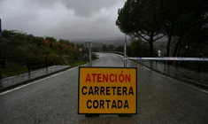 Un panneau indiquant qu'une route est fermée, le 4 février 2026 à Setenil de las Bodegas, dans le sud de l'Espagne ( AFP / JORGE GUERRERO )