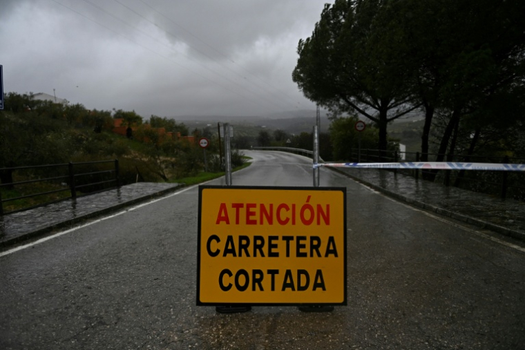 Un panneau indiquant qu'une route est fermée, le 4 février 2026 à Setenil de las Bodegas, dans le sud de l'Espagne ( AFP / JORGE GUERRERO )