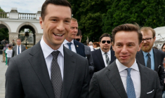 Le président du RN et député européen Jordan Bardella (G) en compagnie de Krzysztof Bosak, un des leaders de Konfederacja (Confédération), une coalition hétéroclite de mouvements nationalistes, anti-européens, à Varsovie le 18 juin 2026 ( AFP / Wojtek RADWANSKI )