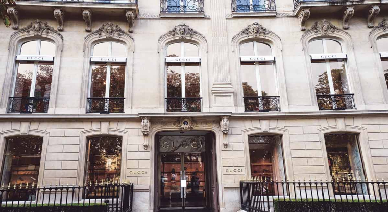 À la Bourse de Paris, le secteur du luxe souffre à la fois à la hausse des taux et des interrogations sur la croissance chinoise. Et même si les intitiatives de Kering pour relance Gucci sont bien perçues, le titre à perdu 12% en un mois. (© Monica Ly)