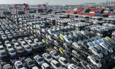 Des voitures électriques en attente d'exportation au port de Taicang à Suzhou, dans la province du Jiangsu, le 8 avril 2025 en Chine ( AFP / STRINGER )