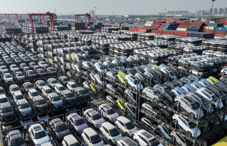 Des voitures électriques en attente d'exportation au port de Taicang à Suzhou, dans la province du Jiangsu, le 8 avril 2025 en Chine ( AFP / STRINGER )