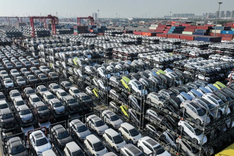 Des voitures électriques en attente d'exportation au port de Taicang à Suzhou, dans la province du Jiangsu, le 8 avril 2025 en Chine ( AFP / STRINGER )
