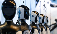 Des robots humanoïdes de OpenMind Robotics, à Shanghaï, le 18 juillet 2026 ( AFP / HECTOR RETAMAL )