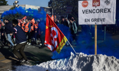 Des salariés de Vencorex à Pont-de-Claix, le 30 octobre 2024. ( AFP / JEAN-PHILIPPE KSIAZEK )