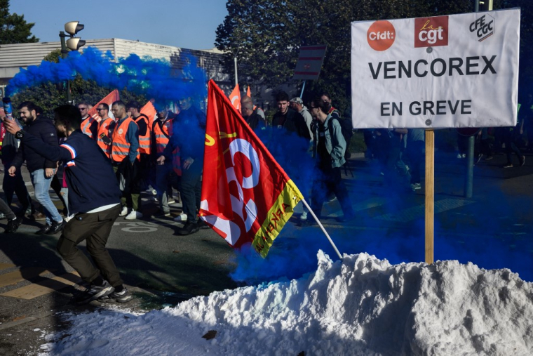 Des salariés de Vencorex à Pont-de-Claix, le 30 octobre 2024. ( AFP / JEAN-PHILIPPE KSIAZEK )