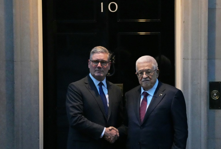 Le Premier ministre britannique Keir Starmer (g) accueille le président palestinien Mahmoud Abbas au 10 Downing Street, le 8 septembre 2025 à Londres ( AFP / CARLOS JASSO )