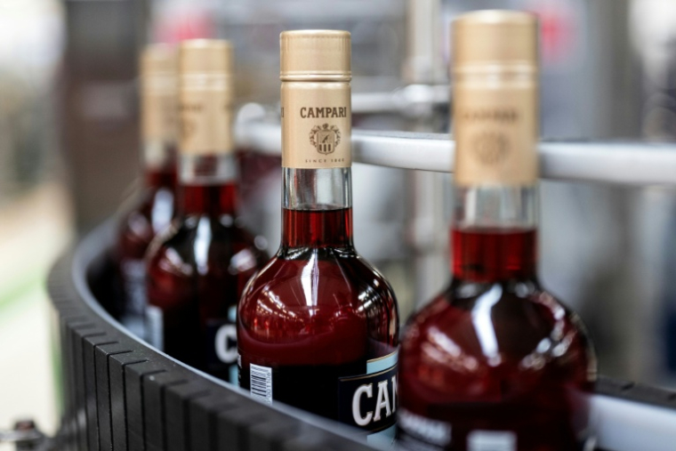 Des bouteilles de Campari dans l'usine phare du groupe Campari à Novi Ligure, dans le nord-ouest de l'Italie, le 21 juillet 2026 ( AFP / Marco Bertorello )