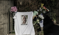 Un portrait de Cédric Chouviat et des fleurs déposés lors d'un hommage à Paris le 3 janvier 2025 ( AFP / Thibaud MORITZ )