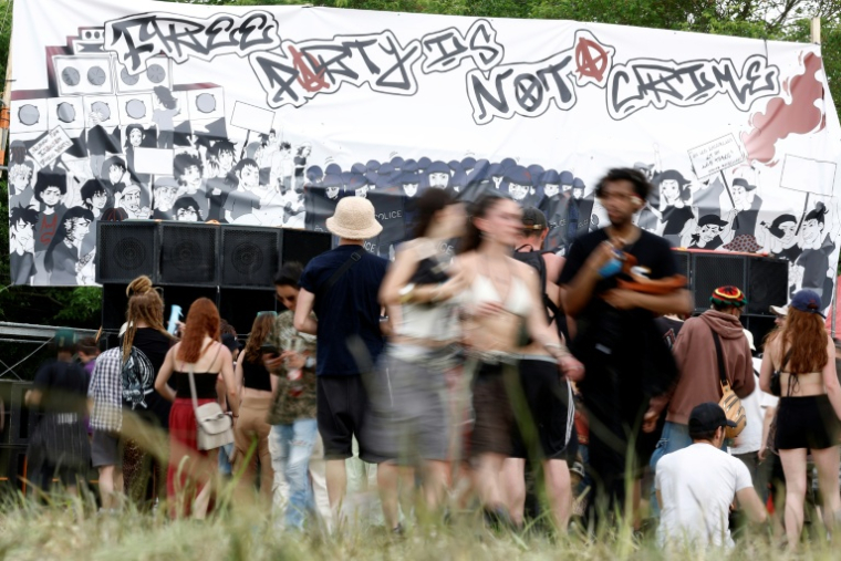 Des participants à une free party sur un site militaire à Cornusse, près de Bourges, le 2 mai 2026 ( AFP / Kenzo TRIBOUILLARD )