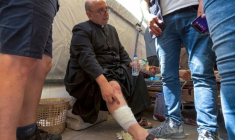 Le père Gabriel Romanelli, blessé lors d'une frappe israélienne sur l'église de la Saint-Famille à Gaza, le 17 juillet 2025 ( AFP / Omar AL-QATTAA )