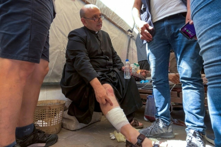Le père Gabriel Romanelli, blessé lors d'une frappe israélienne sur l'église de la Saint-Famille à Gaza, le 17 juillet 2025 ( AFP / Omar AL-QATTAA )