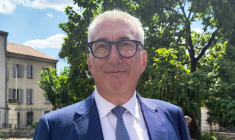 Le maire d'Alès, Christophe Rivenq, le 27 juillet 2026 à Alès, dans le Gard ( AFP / Philippe SIUBERSKI )