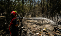 Un pompier lutte avec un incendie, à Ille-sur-Têt, le 6 juillet 2026 ( AFP / Jean-Christophe MILHET )
