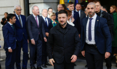 Le président ukrainien Volodymyr Zelensky après une visite au Congrès des députés à Madrid, le 18 novembre 2025 ( AFP / Pierre-Philippe MARCOU )