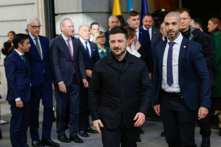 Le président ukrainien Volodymyr Zelensky après une visite au Congrès des députés à Madrid, le 18 novembre 2025 ( AFP / Pierre-Philippe MARCOU )