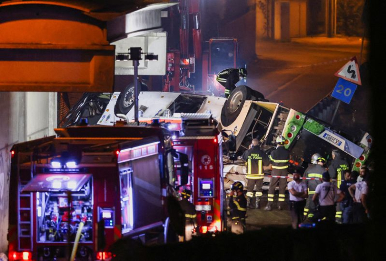 Les pompiers et le personnel de secours à Mestre, en Italie