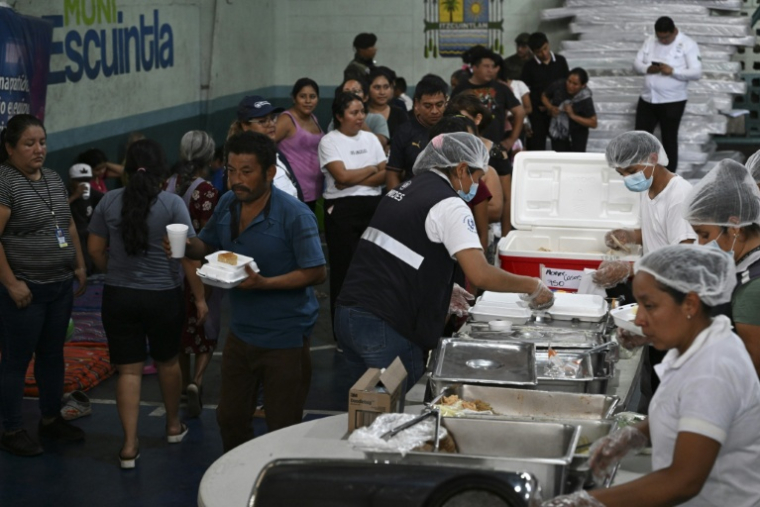 Des personnes évacuées reçoivent de la nourriture dans un centre d'accueil après avoir fui leur village à la suite de l'éruption du volcan de  Fuego à Escuintla, au Guatemala, le 4 août 2026 ( AFP / Johan ORDONEZ )