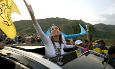 La dirigeante de l’opposition vénézuélienne et lauréate du prix Nobel de la paix Maria Corina Machado salue ses partisans à son arrivée à Caracas, le 25 octobre 2026 ( AFP / Federico PARRA )
