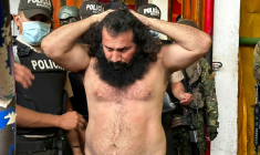 Photo diffusée par les Forces armées équatoriennes montrant Adolfo Macias, alias Fito, chef du gang criminel Los Choneros, pendant son transfert vers le complexe de haute sécurité Roca  à Guayaquil, Équateur, le 12 août 2023 ( Ecuadorean Armed Forces / - )