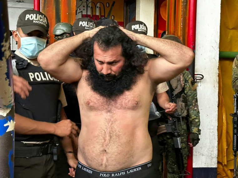 Photo diffusée par les Forces armées équatoriennes montrant Adolfo Macias, alias Fito, chef du gang criminel Los Choneros, pendant son transfert vers le complexe de haute sécurité Roca  à Guayaquil, Équateur, le 12 août 2023 ( Ecuadorean Armed Forces / - )