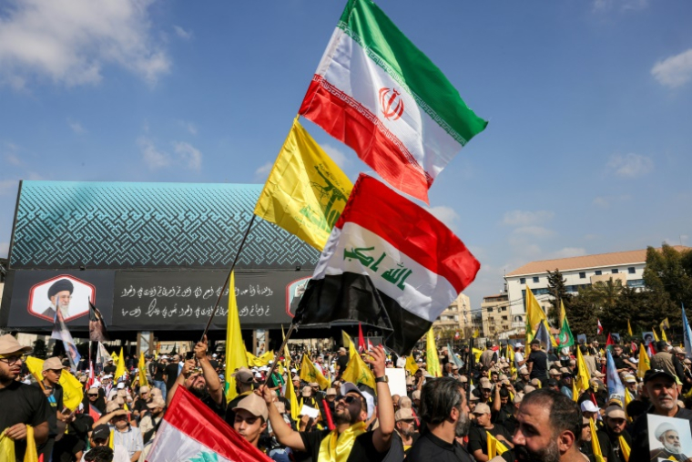 Des partisans du mouvement chiite libanais Hezbollah assistent à une cérémonie marquant le premier anniversaire de l'assassinat par Israël de leur dirigeant Hassan Nasrallah, dans la banlieue sud de Beyrouth, le 27 septembre 2025 ( AFP / Anwar AMRO )