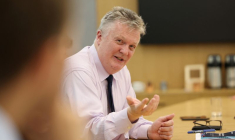 Huw Pill, économiste en chef et directeur exécutif chargé de l'analyse monétaire et de la recherche à la Banque d'Angleterre (BOE), s'adresse aux journalistes à Londres
