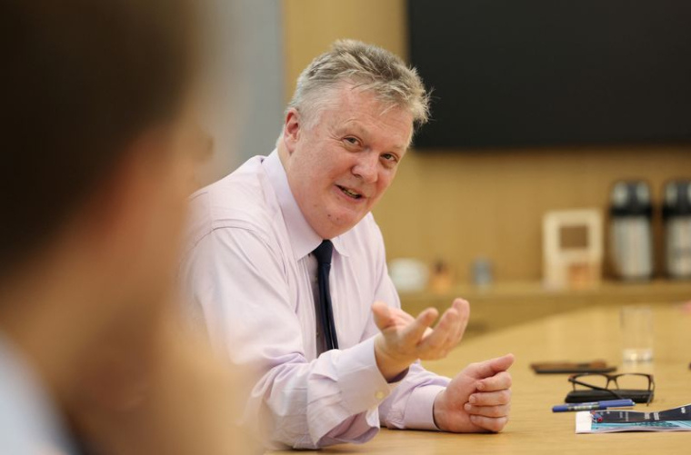 Huw Pill, économiste en chef et directeur exécutif chargé de l'analyse monétaire et de la recherche à la Banque d'Angleterre (BOE), s'adresse aux journalistes à Londres
