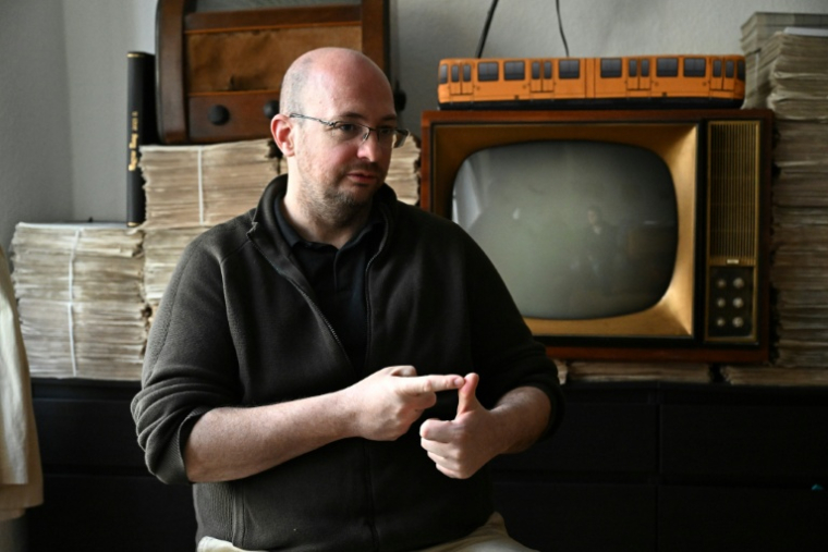 Le rédacteur en chef de l'hebdomadaire Magyar Hang, Zsombor Gyorgy, lors d'un entretien avec l'AFP, le 18 mars 2026 à Budapest, en Hongrie ( AFP / Attila KISBENEDEK )