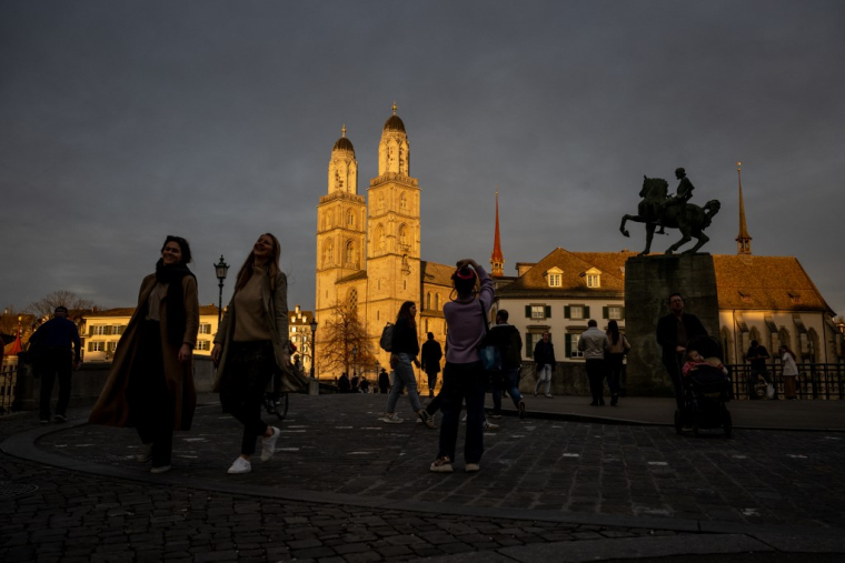 1. La vieille ville de Zurich (Suisse), le 18 mars 2023.  ( AFP / FABRICE COFFRINI )
