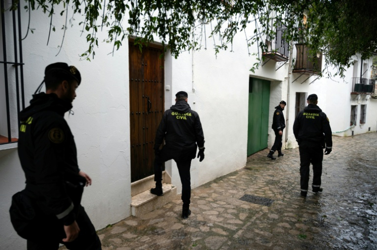 Des membres de la Garde civile espagnole alertent les résidents de Grazalema, (sud) d'une prochaine évacuation le 5 février 2026 suite aux intempéries ( AFP / JORGE GUERRERO )