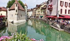 Selon le maire d'Annecy, ces plateformes empêcheraient certains locaux de se loger à des prix corrects. Photo d'illustration.  (MemoryCatcher / Pixabay)