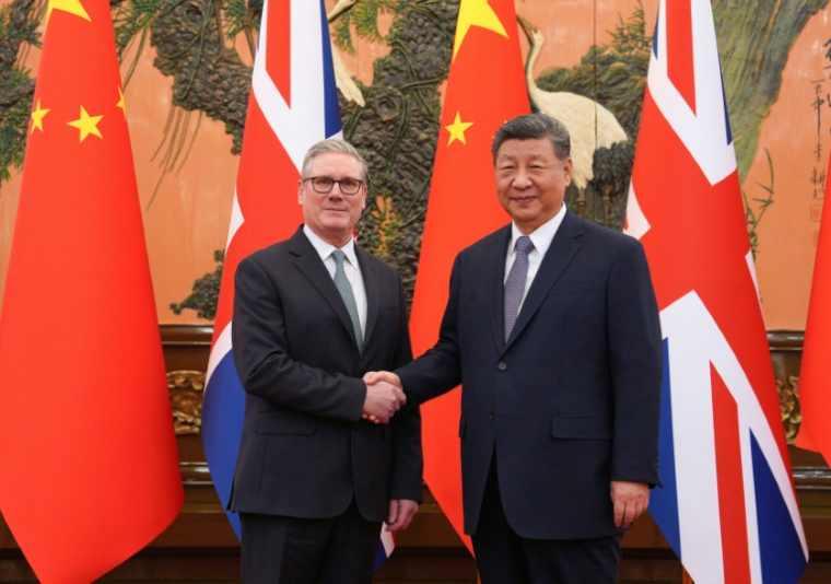 Le Premier ministre britannique Keir Starmer (g) est reçu à Pékin par le président chinois Xi Jinping, le 29 janvier 2026 ( POOL / Carl Court )