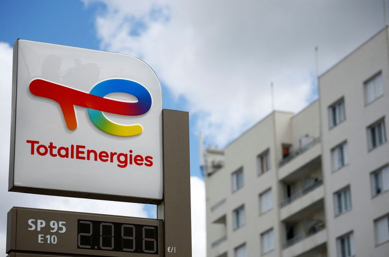 Un panneau avec le logo de la compagnie pétrolière et gazière française TotalEnergies