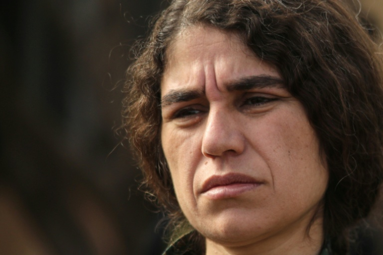 Roksan Mohammad, porte-parole des Unités de protection de la femme, affiliées aux Forces démocratiques syriennes (FDS), à Qamichli, dans le nord-est de la Syrie, le 8 février 2026 ( AFP / Delil SOULEIMAN )